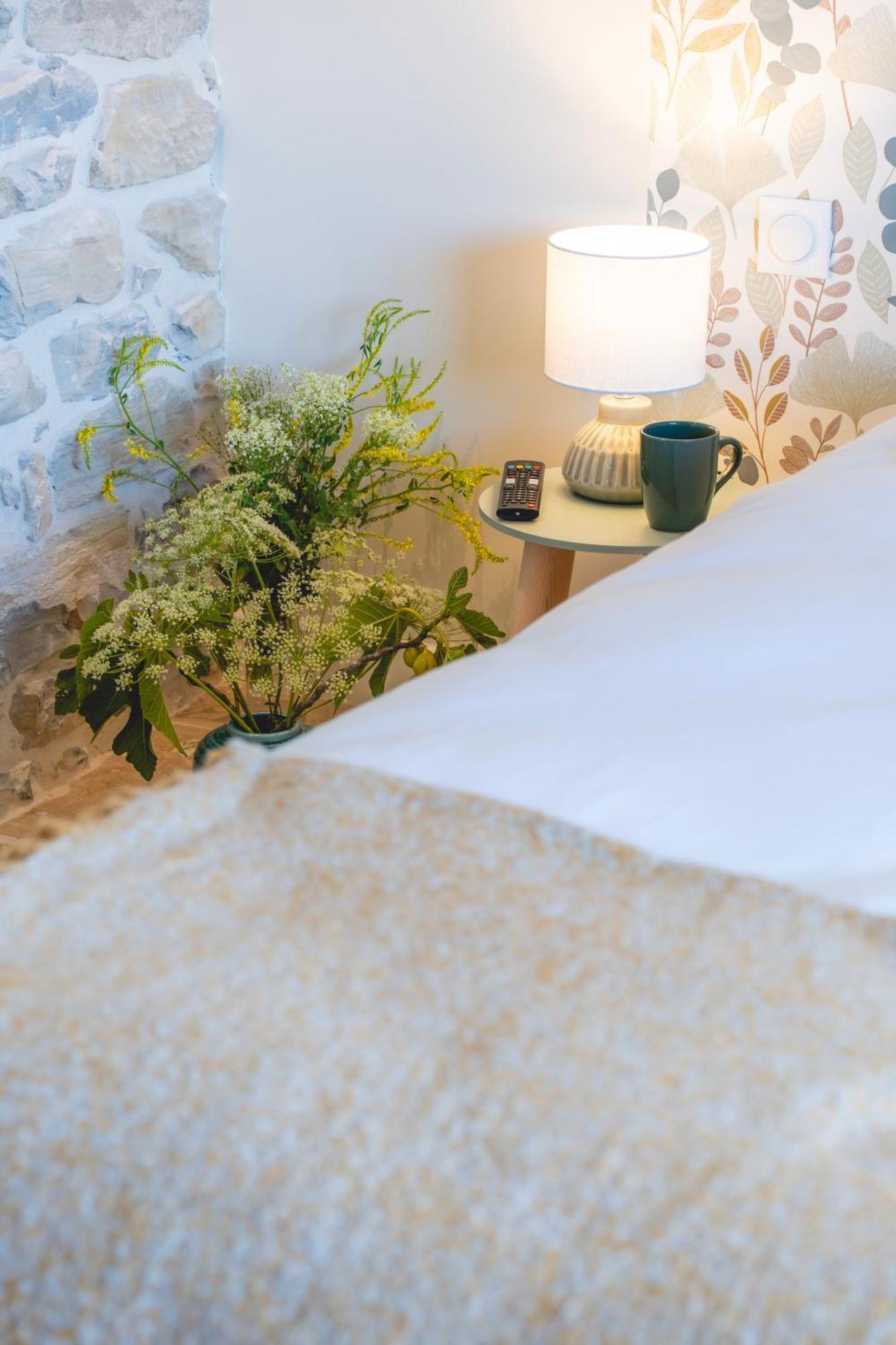 Les Terres Aoyama Hotel Saint Julien Les Rosiers Ngoại thất bức ảnh