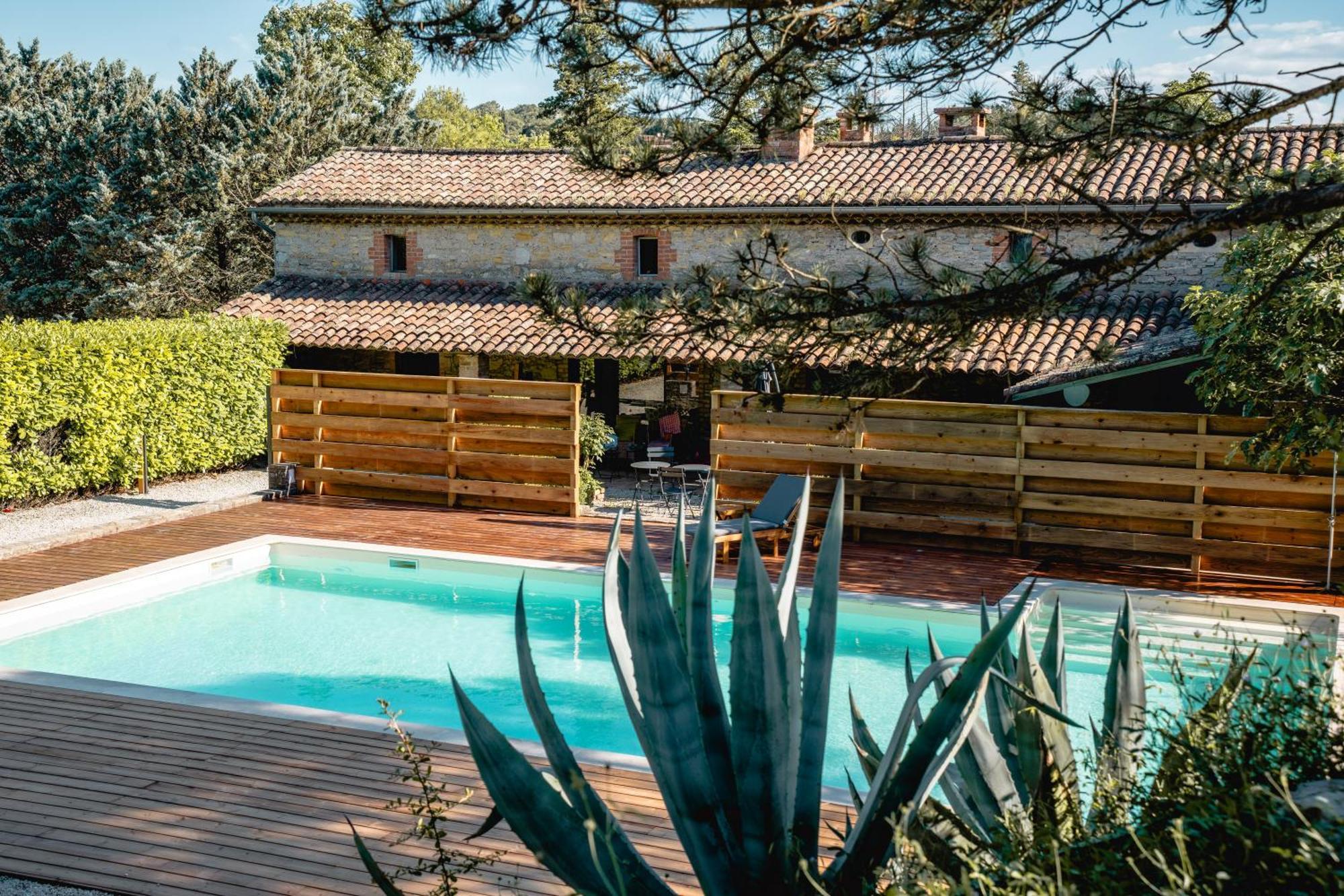 Les Terres Aoyama Hotel Saint Julien Les Rosiers Ngoại thất bức ảnh