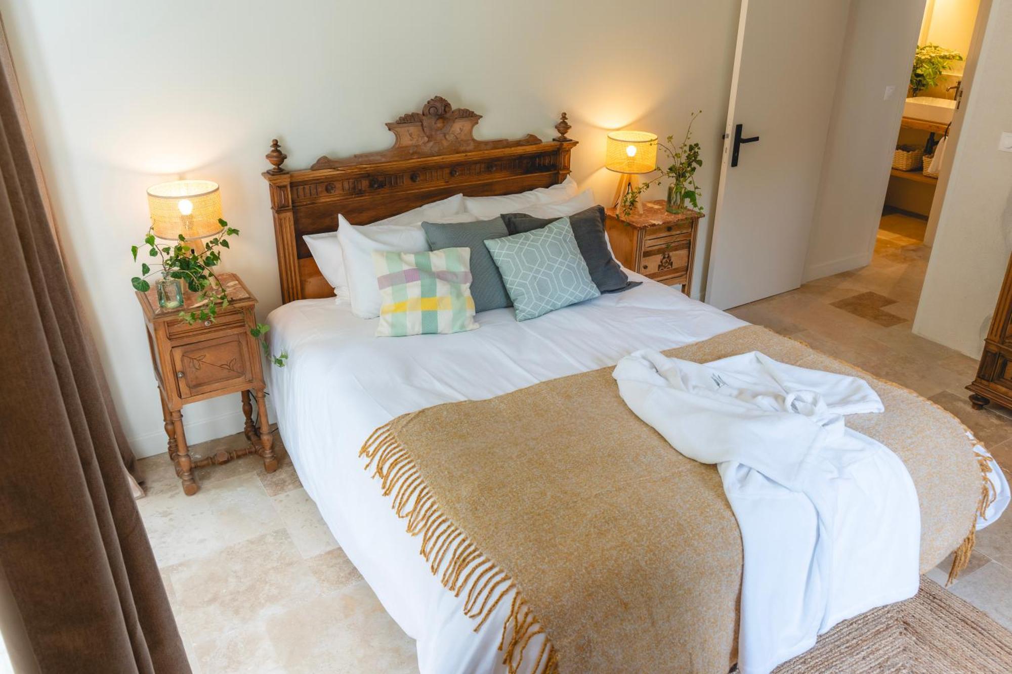Les Terres Aoyama Hotel Saint Julien Les Rosiers Ngoại thất bức ảnh