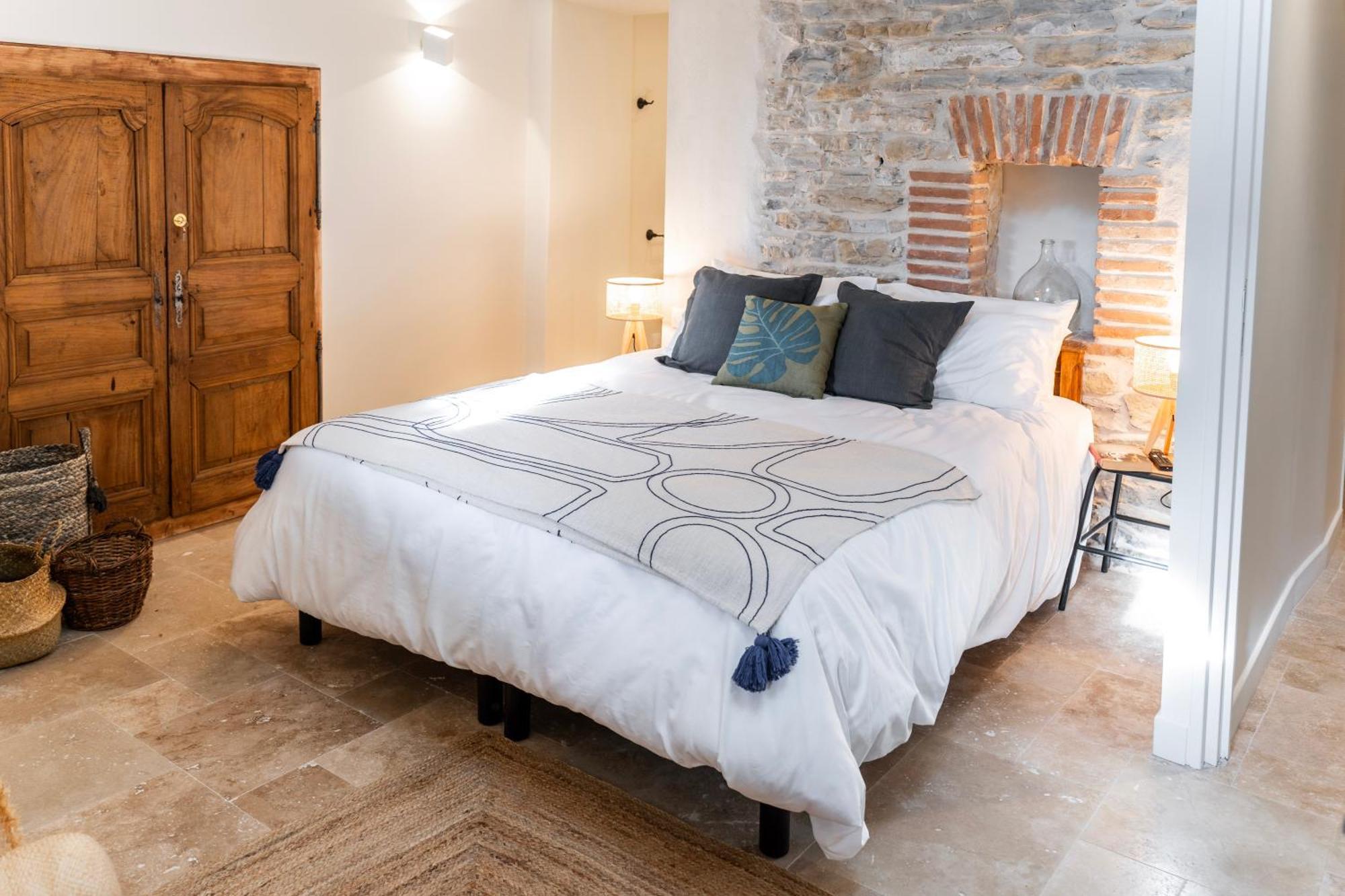 Les Terres Aoyama Hotel Saint Julien Les Rosiers Ngoại thất bức ảnh