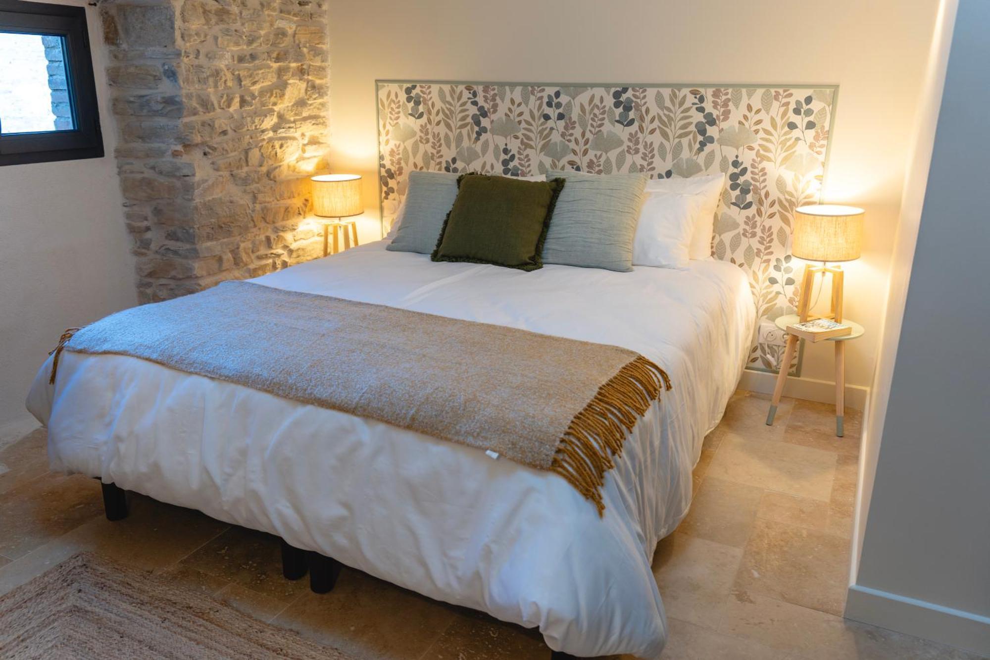 Les Terres Aoyama Hotel Saint Julien Les Rosiers Ngoại thất bức ảnh